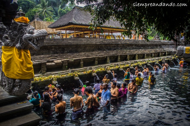 Baño en las aguas sagradas del templo Tirta Empul, Bali, Indonesia (2015).